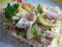 Очень простой рецепт запеченной рыбы с орехами и вареным картофелем